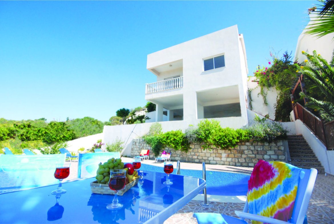 3 Bedroom Villa With 2 Bedroom Apartment