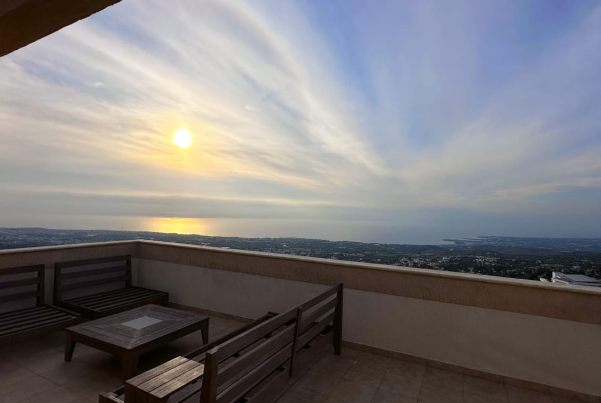 3 Bedroom Villa With 2 Bedroom Apartment