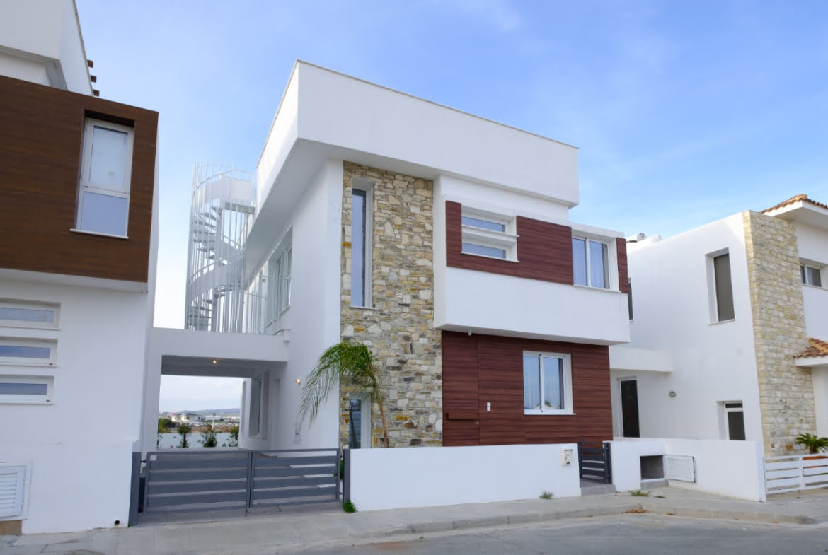 Beautiful 4 Bedroom House – Dromolaxia