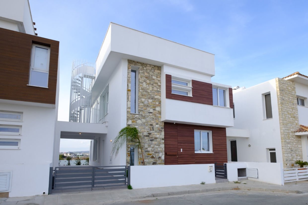 Beautiful 4 Bedroom House – Dromolaxia