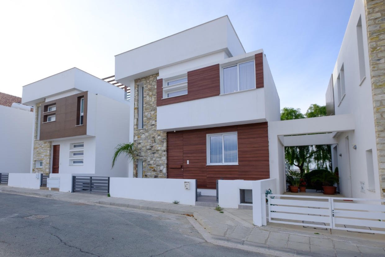 Beautiful 4 Bedroom House – Dromolaxia