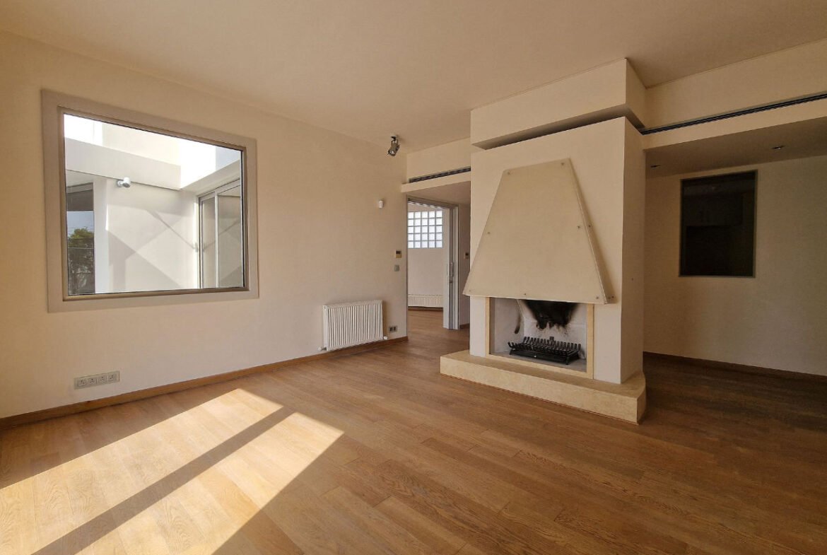 Spacious Detached House With Swimming Pool