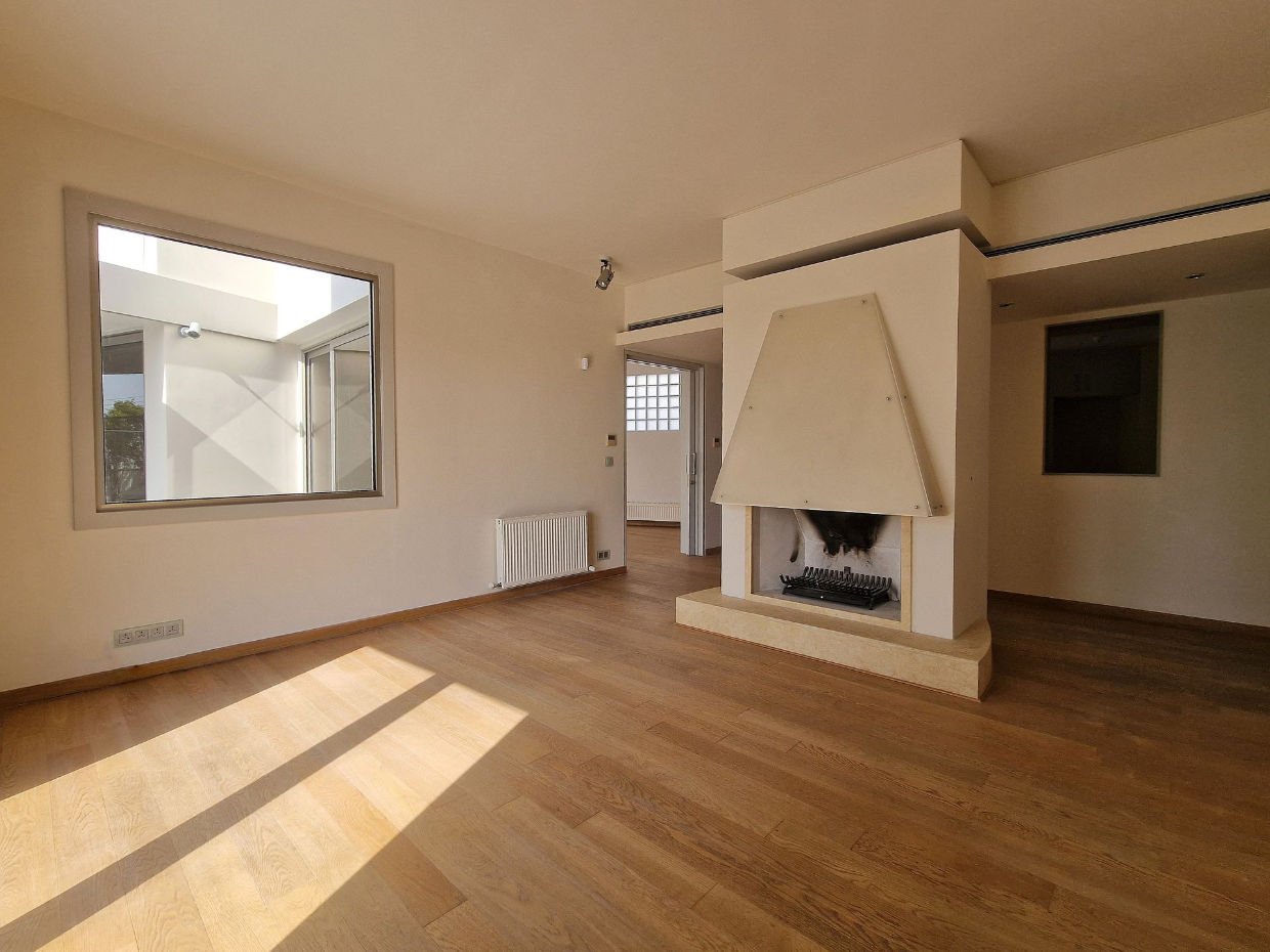 Spacious Detached House With Swimming Pool