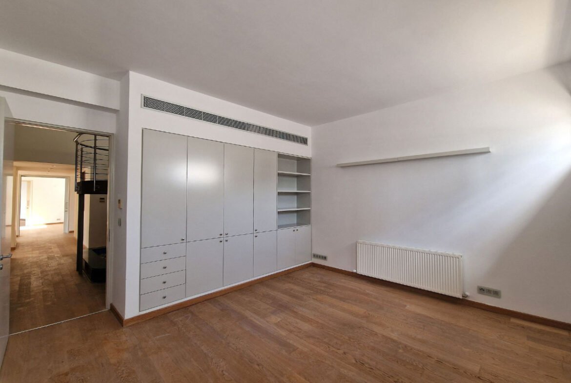 Spacious Detached House With Swimming Pool