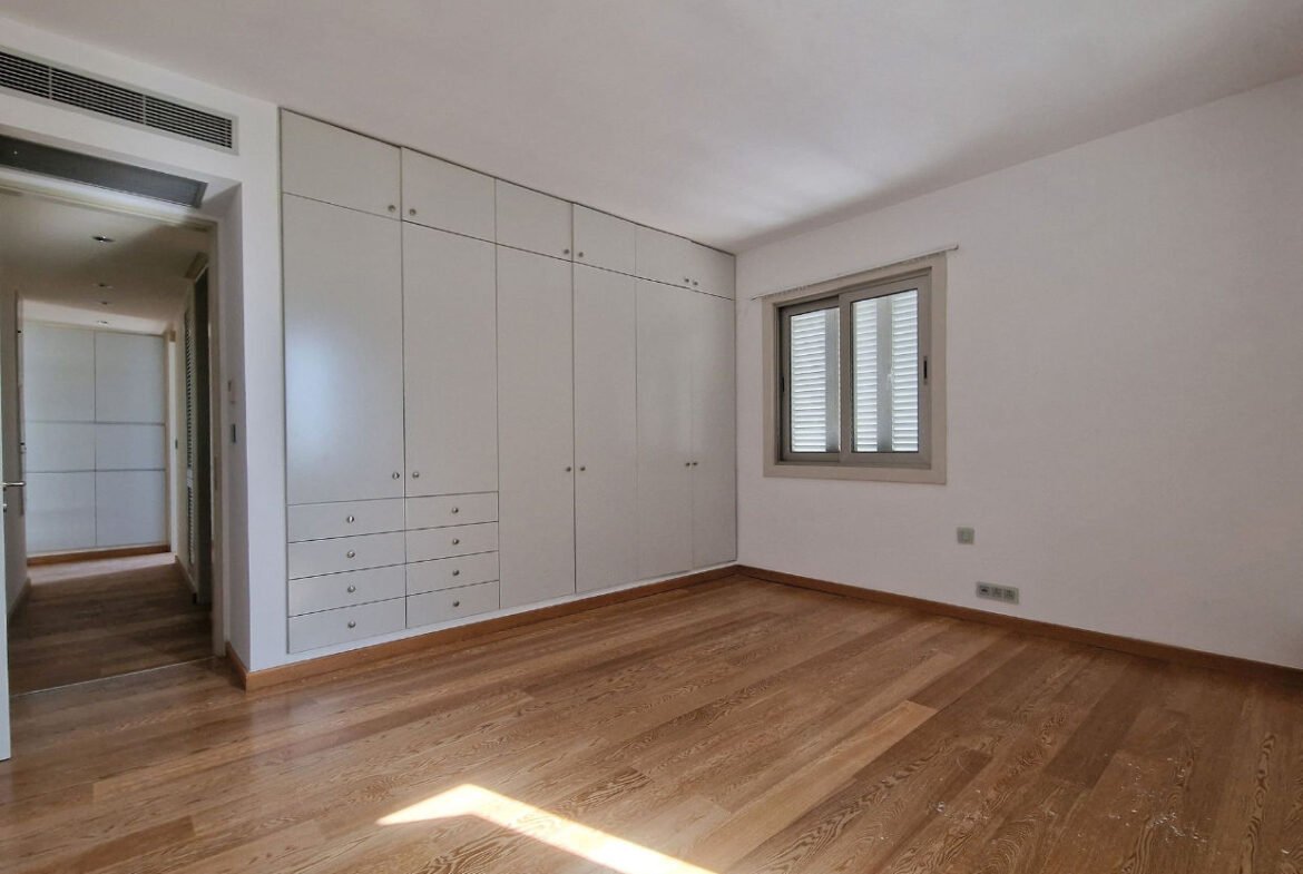 Spacious Detached House With Swimming Pool