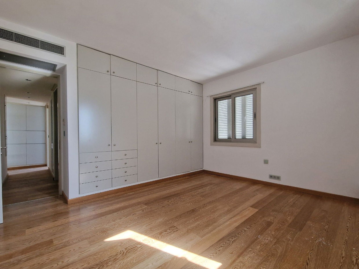 Spacious Detached House With Swimming Pool