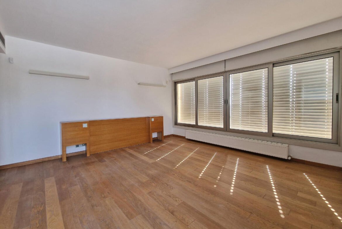 Spacious Detached House With Swimming Pool