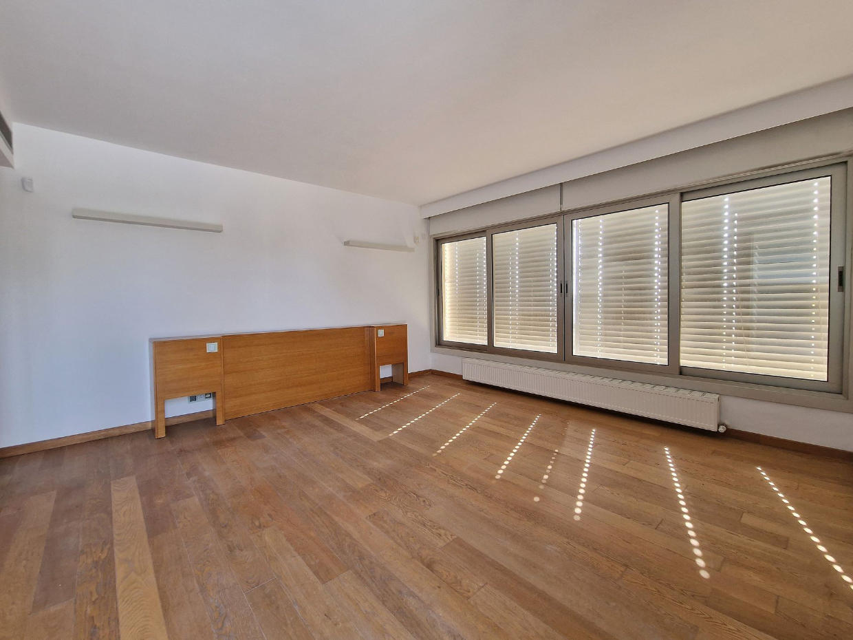 Spacious Detached House With Swimming Pool