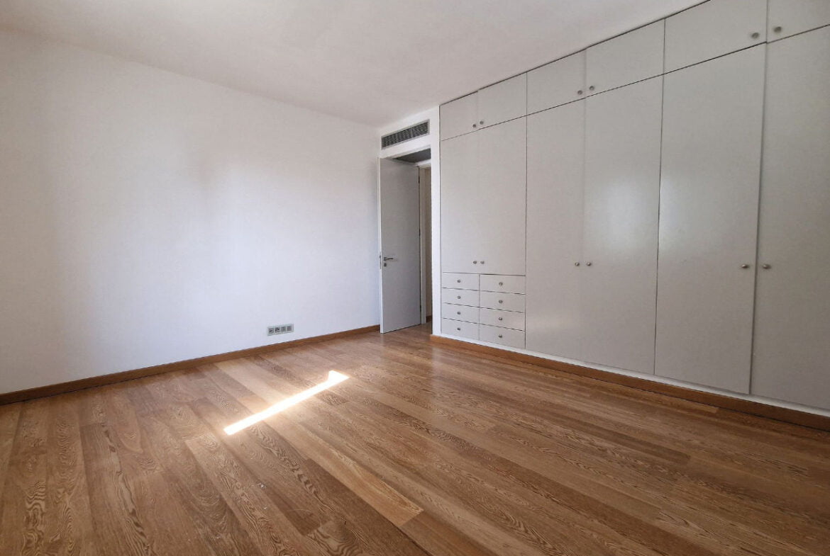 Spacious Detached House With Swimming Pool