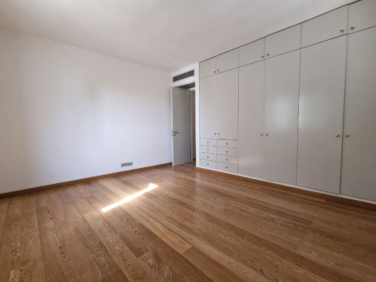 Spacious Detached House With Swimming Pool