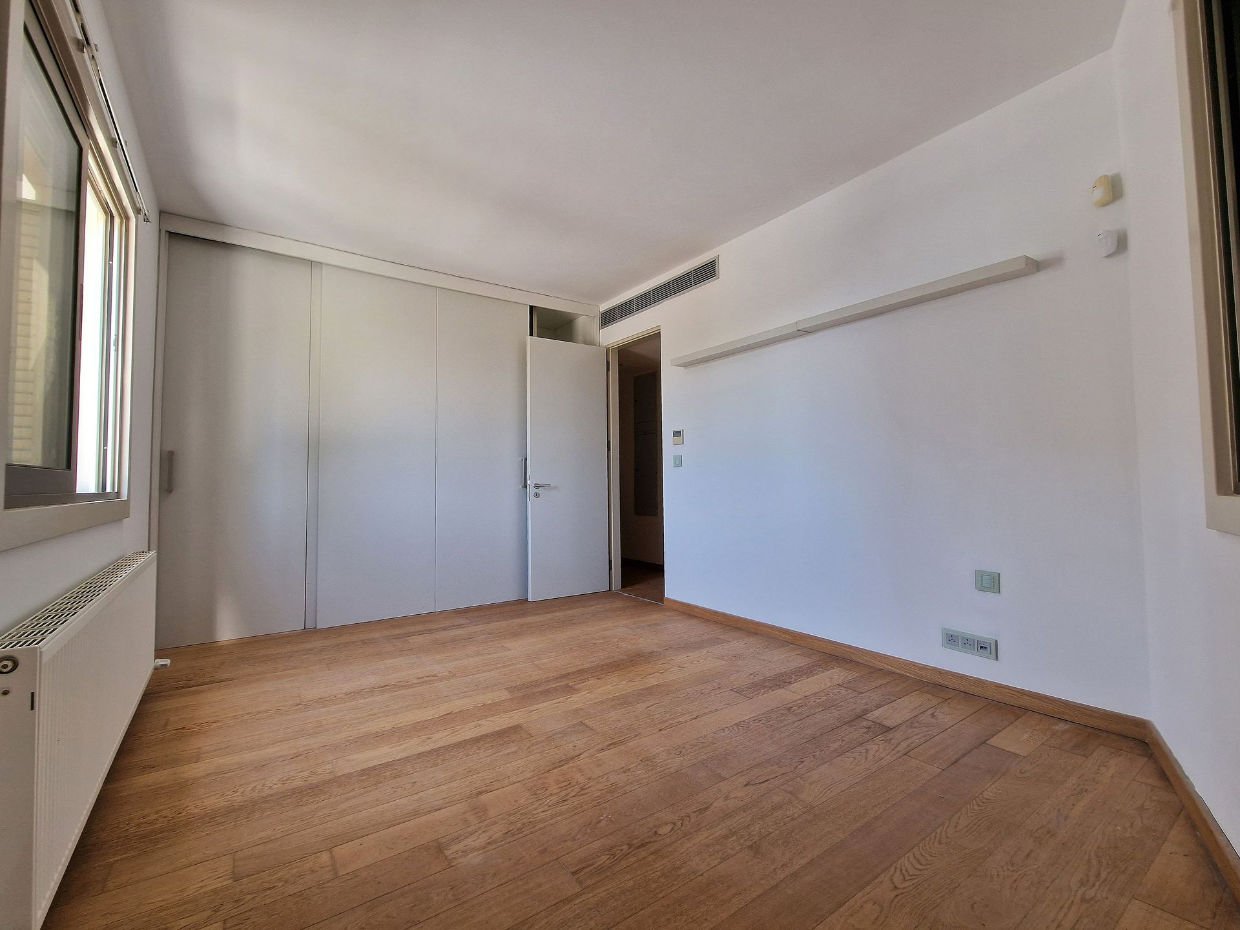 Spacious Detached House With Swimming Pool