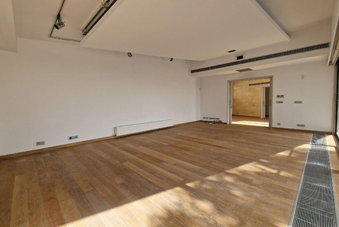 Spacious Detached House With Swimming Pool