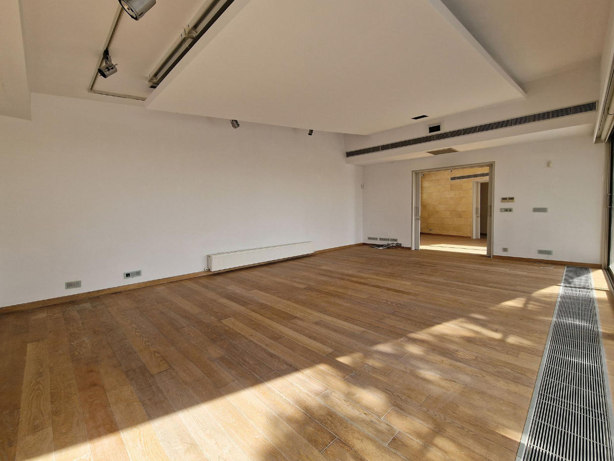 Spacious Detached House With Swimming Pool