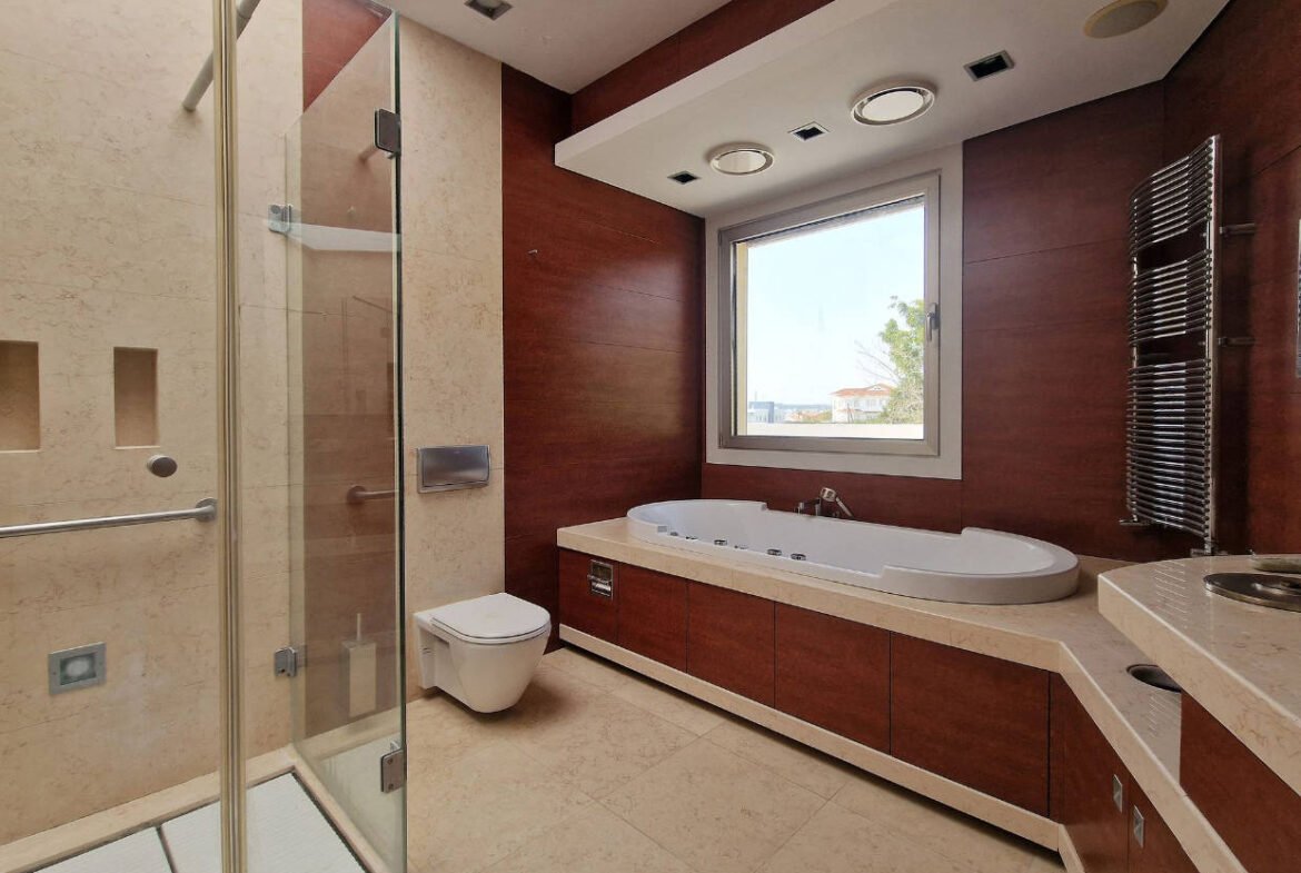 Spacious Detached House With Swimming Pool