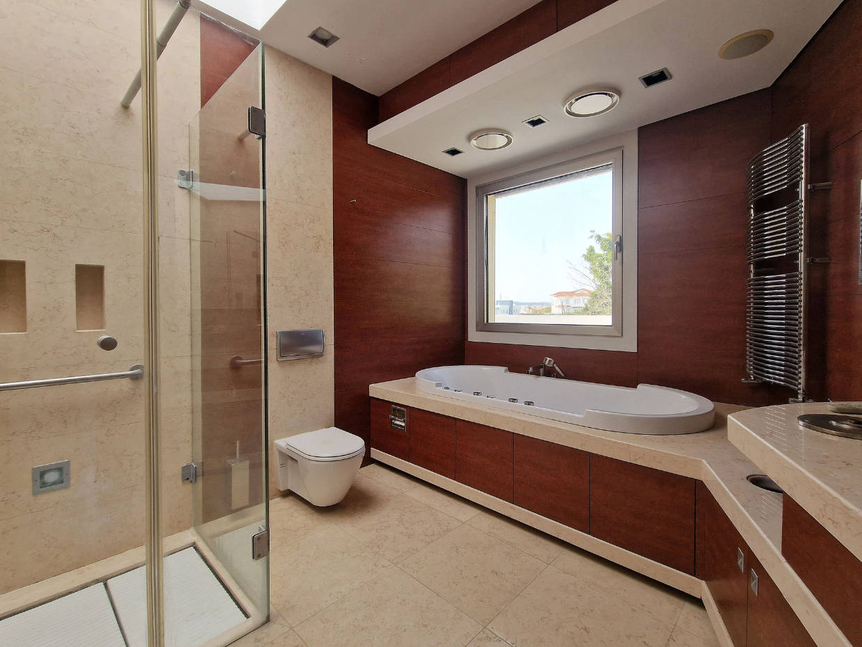 Spacious Detached House With Swimming Pool