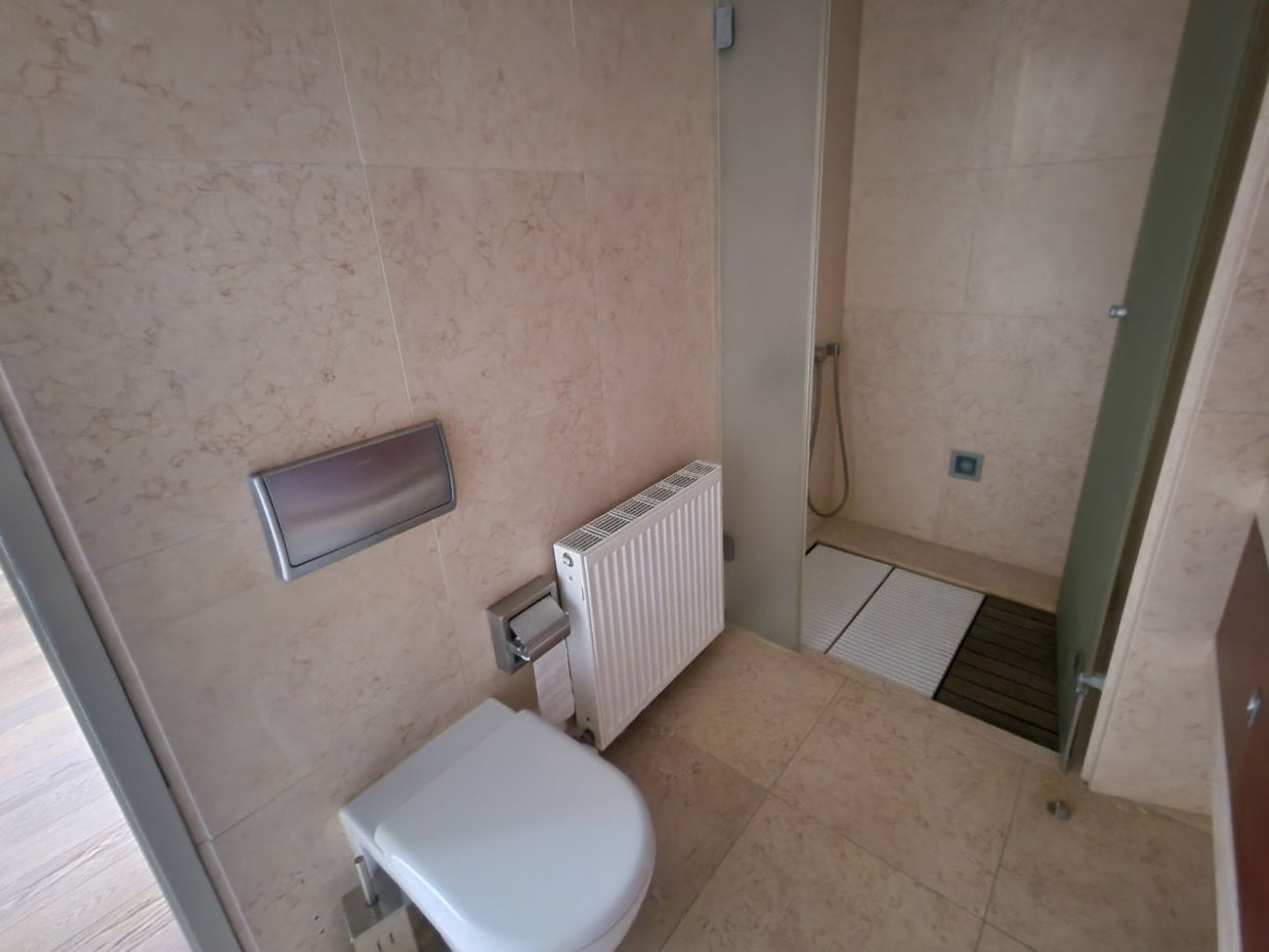 Spacious Detached House With Swimming Pool