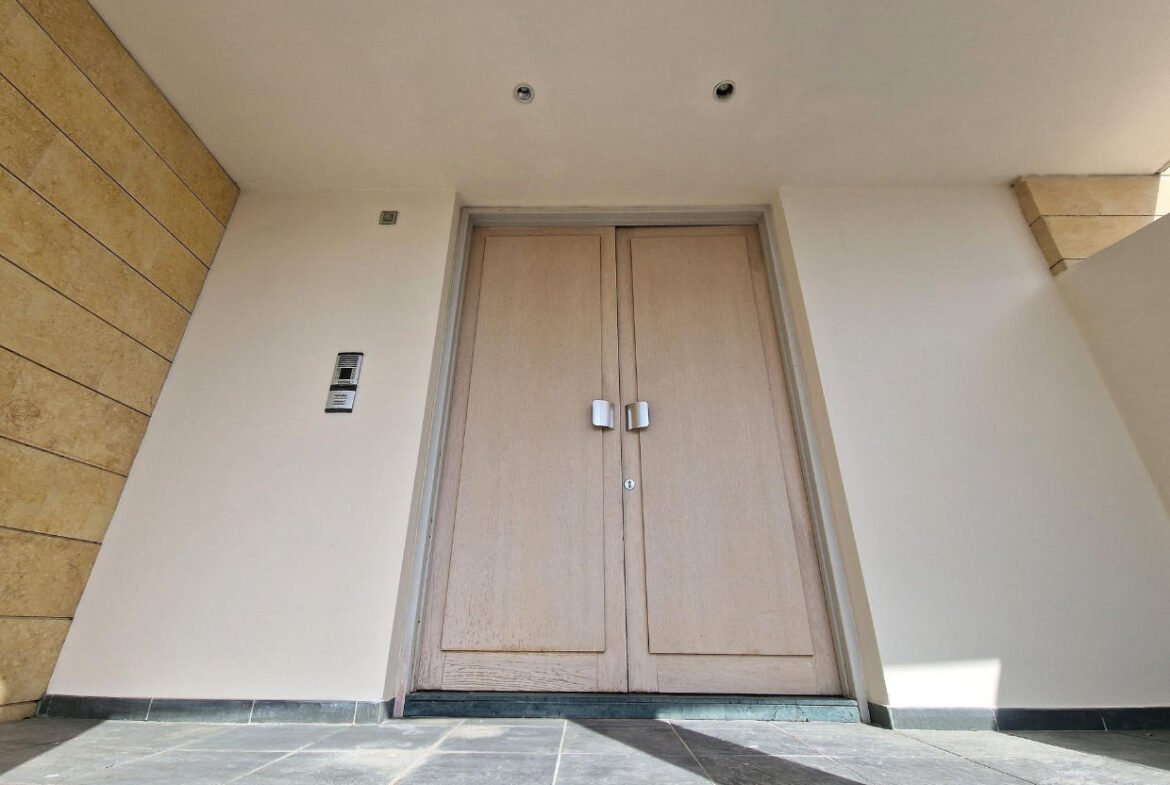 Spacious Detached House With Swimming Pool