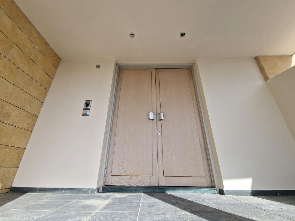 Spacious Detached House With Swimming Pool