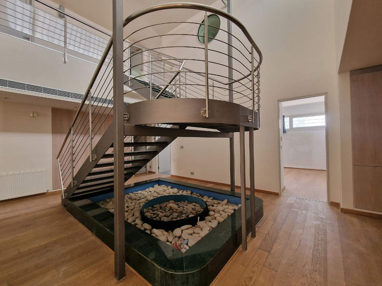 Spacious Detached House With Swimming Pool