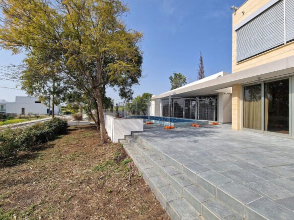 Spacious Detached House With Swimming Pool