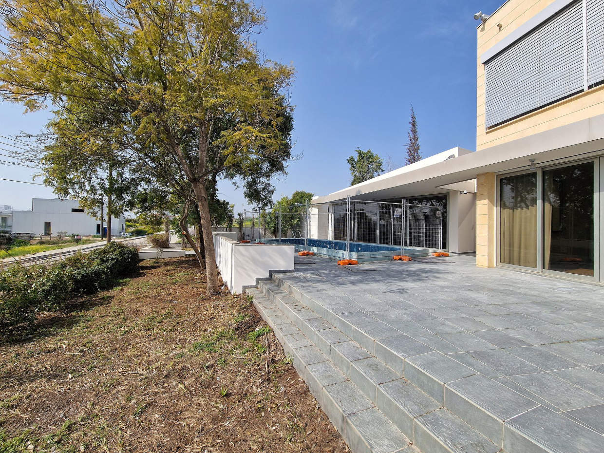 Spacious Detached House With Swimming Pool