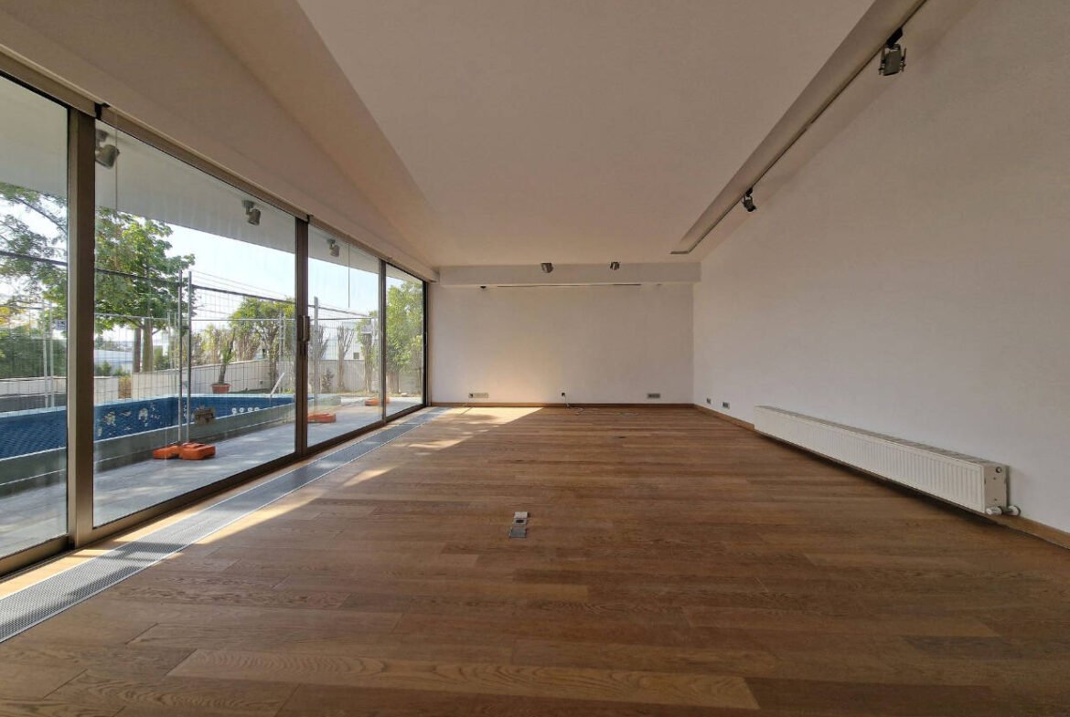 Spacious Detached House With Swimming Pool