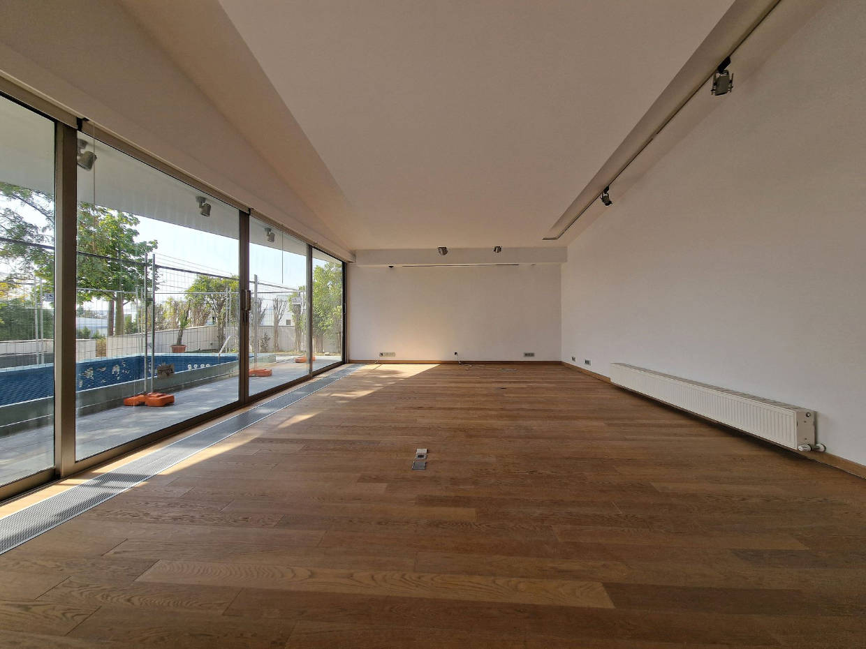 Spacious Detached House With Swimming Pool