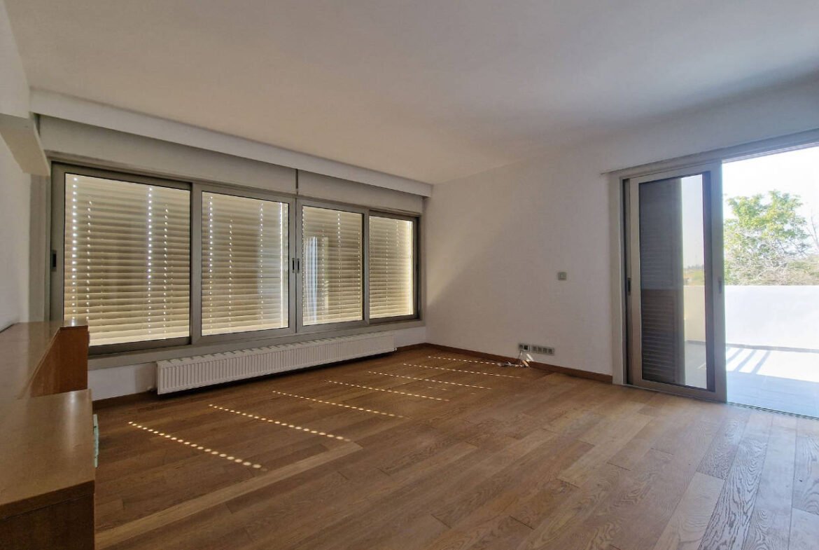 Spacious Detached House With Swimming Pool