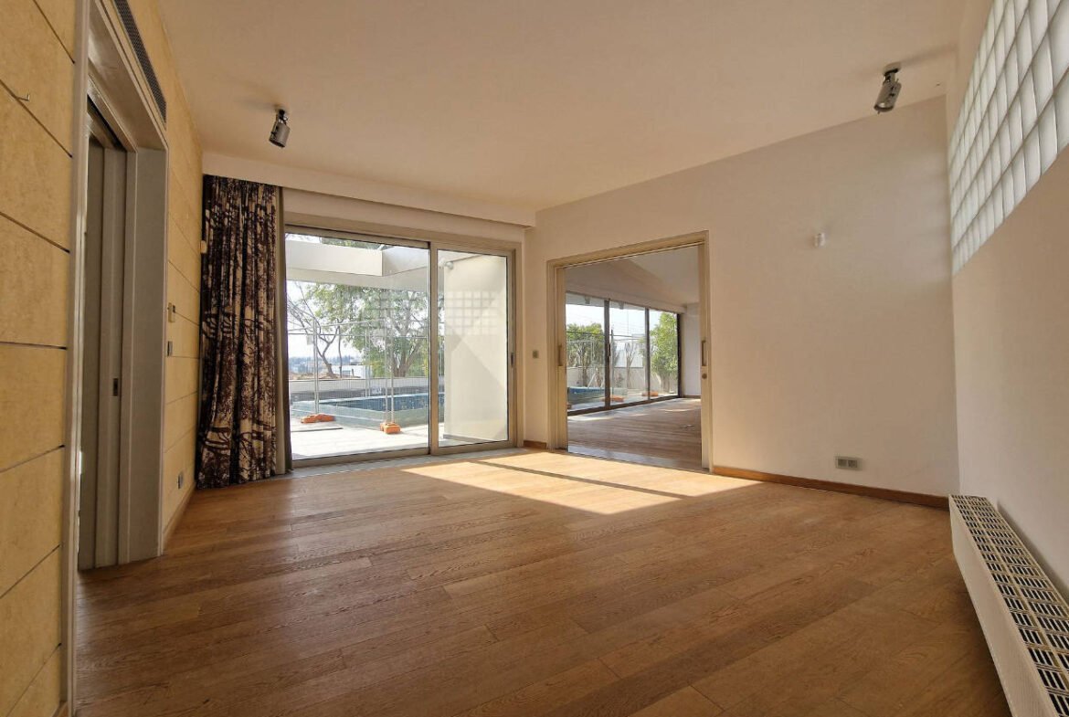 Spacious Detached House With Swimming Pool