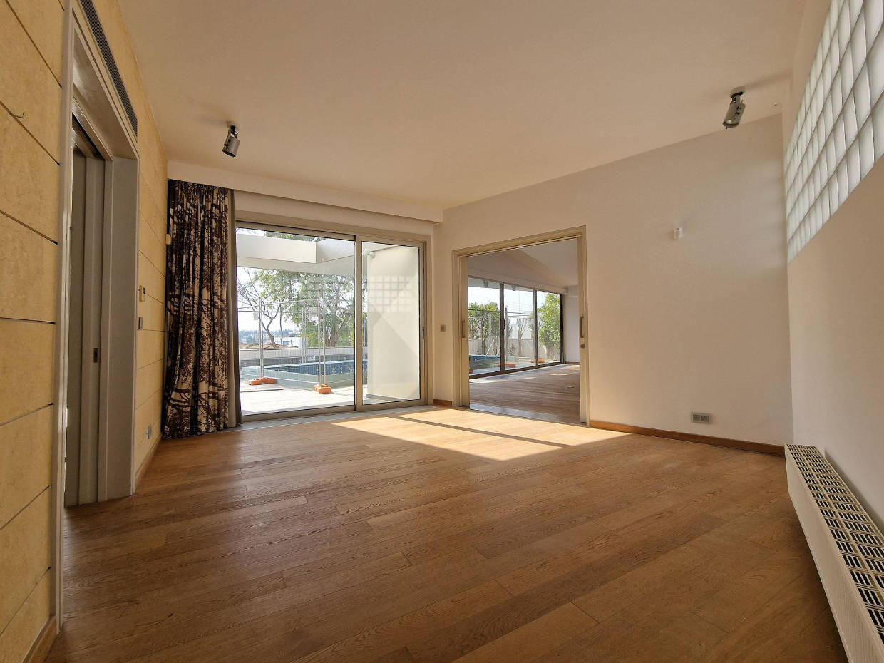 Spacious Detached House With Swimming Pool