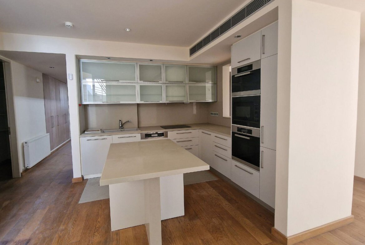 Spacious Detached House With Swimming Pool