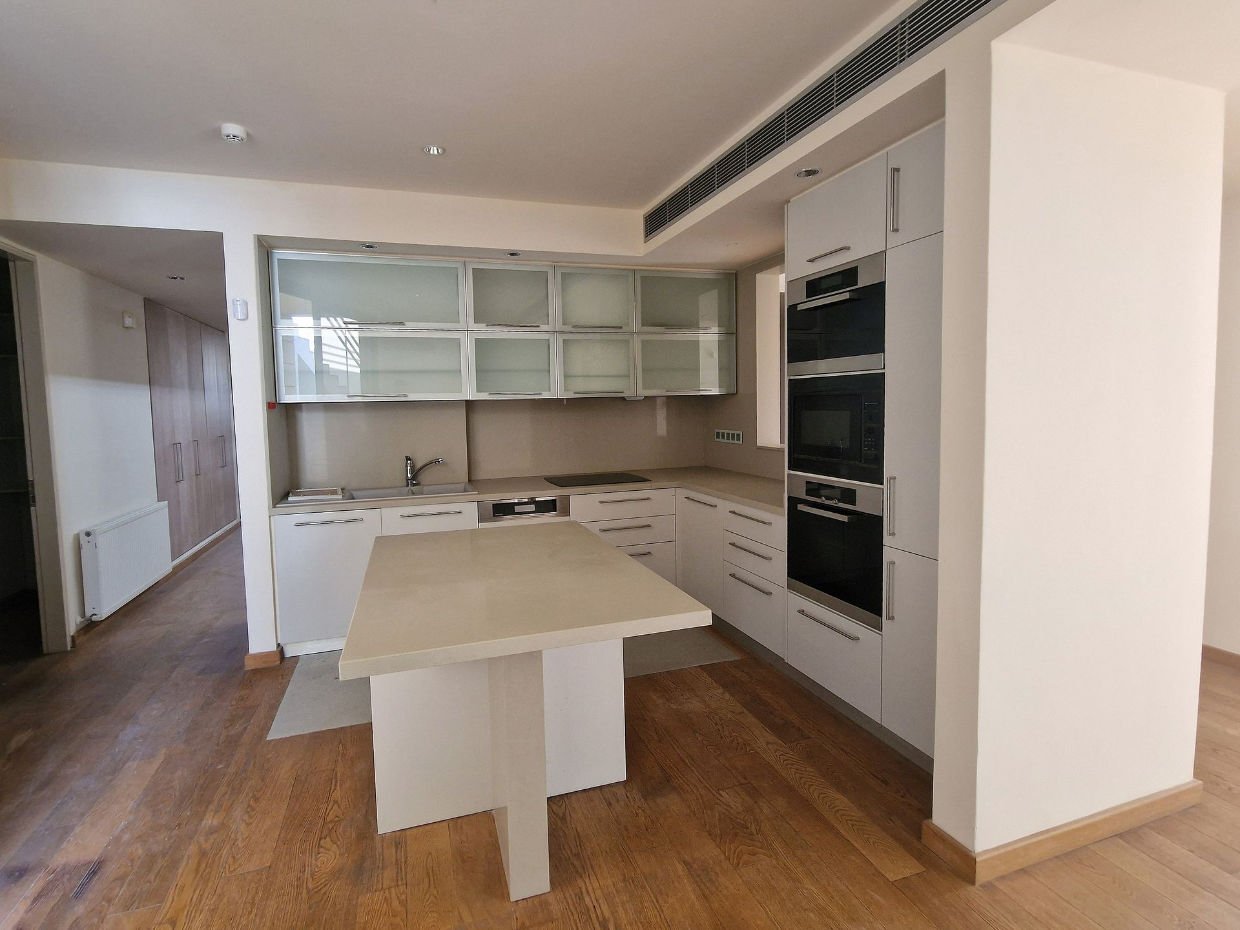 Spacious Detached House With Swimming Pool