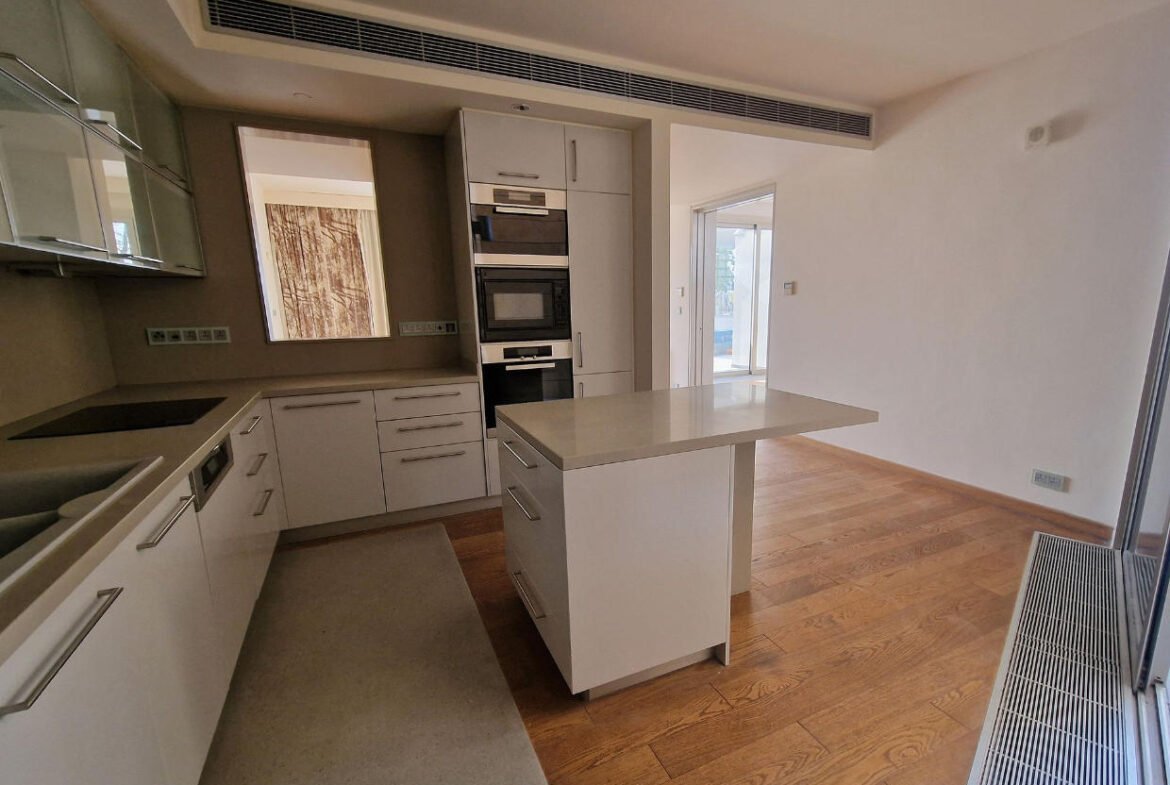Spacious Detached House With Swimming Pool