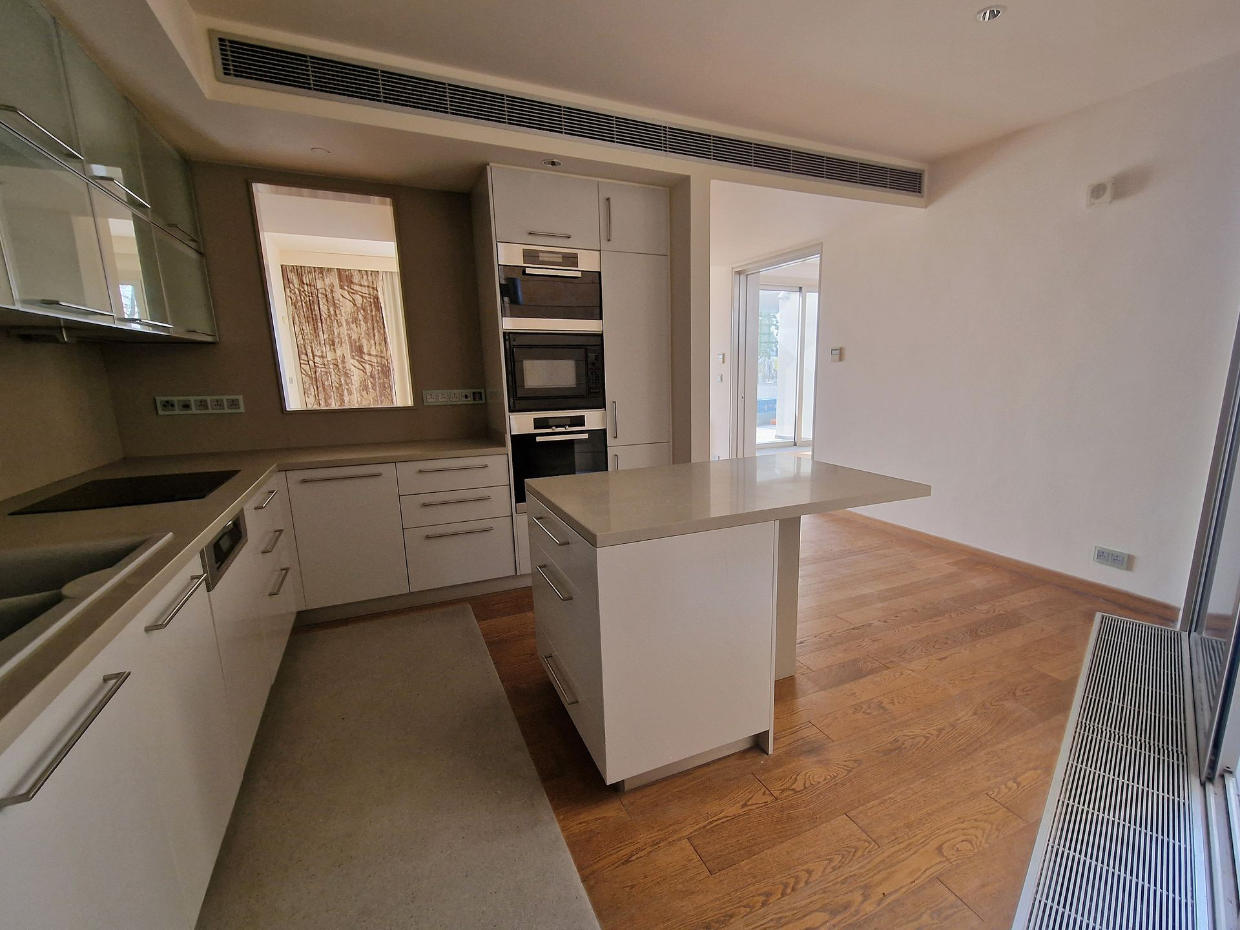 Spacious Detached House With Swimming Pool