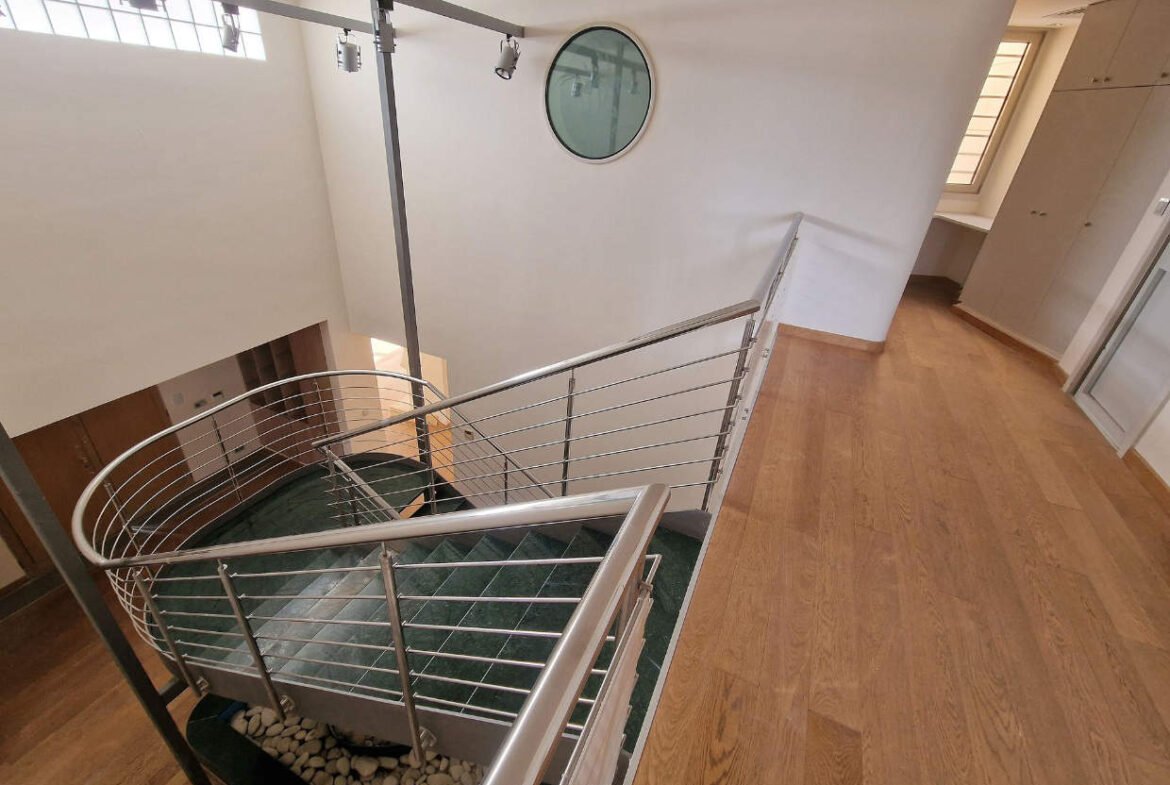 Spacious Detached House With Swimming Pool