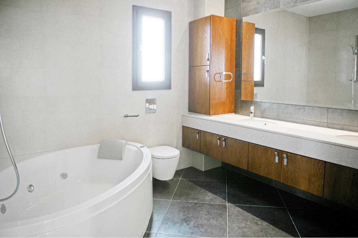 813-15 5 Bedroom Villa with Sea Views