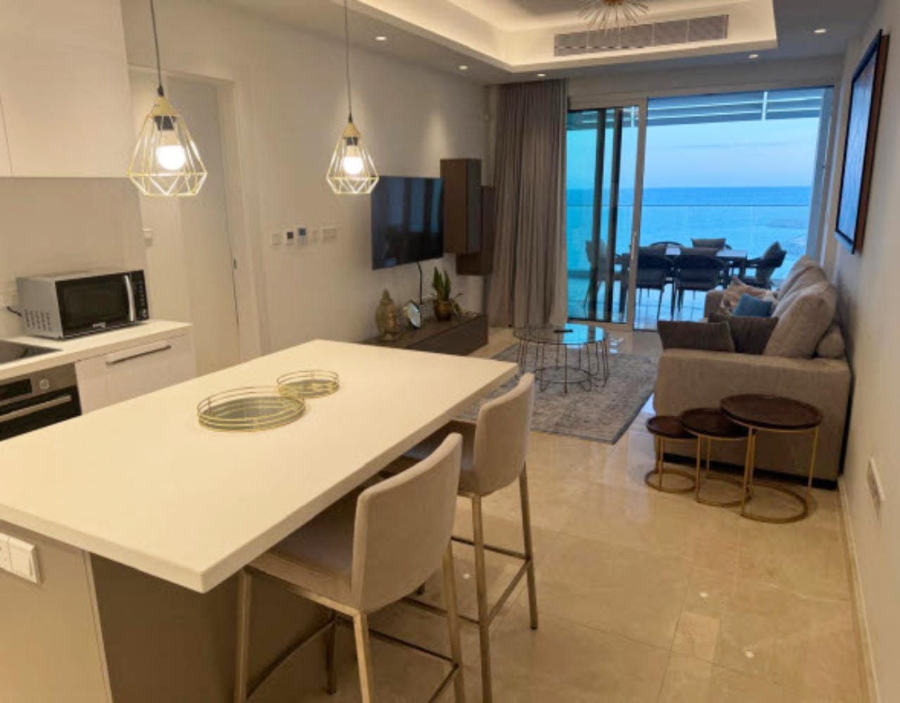 928-10 Luxury Beachfront Apartment