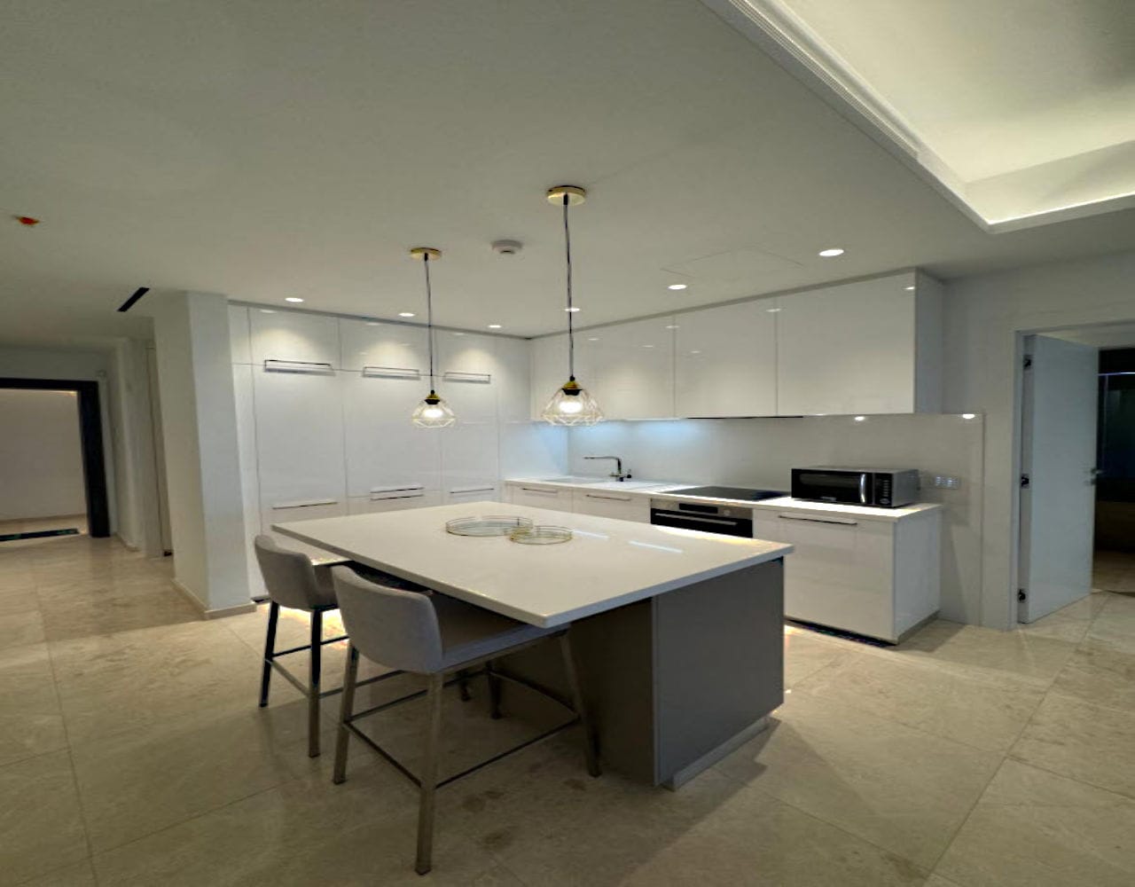 928-2 Luxury Beachfront Apartment