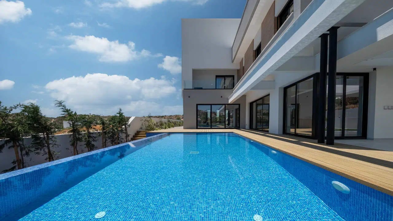 Contemporary 5 Bedroom Villa