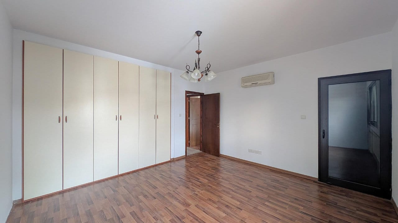 17 Elegant Semi-Detached House