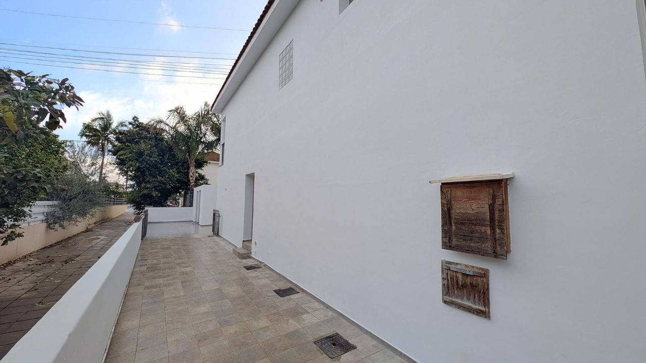 23 Elegant Semi-Detached House
