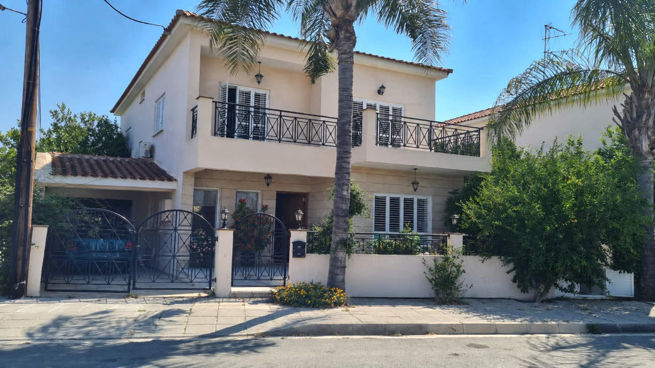 1502-exterior Spacious 4 Bedroom Detached House