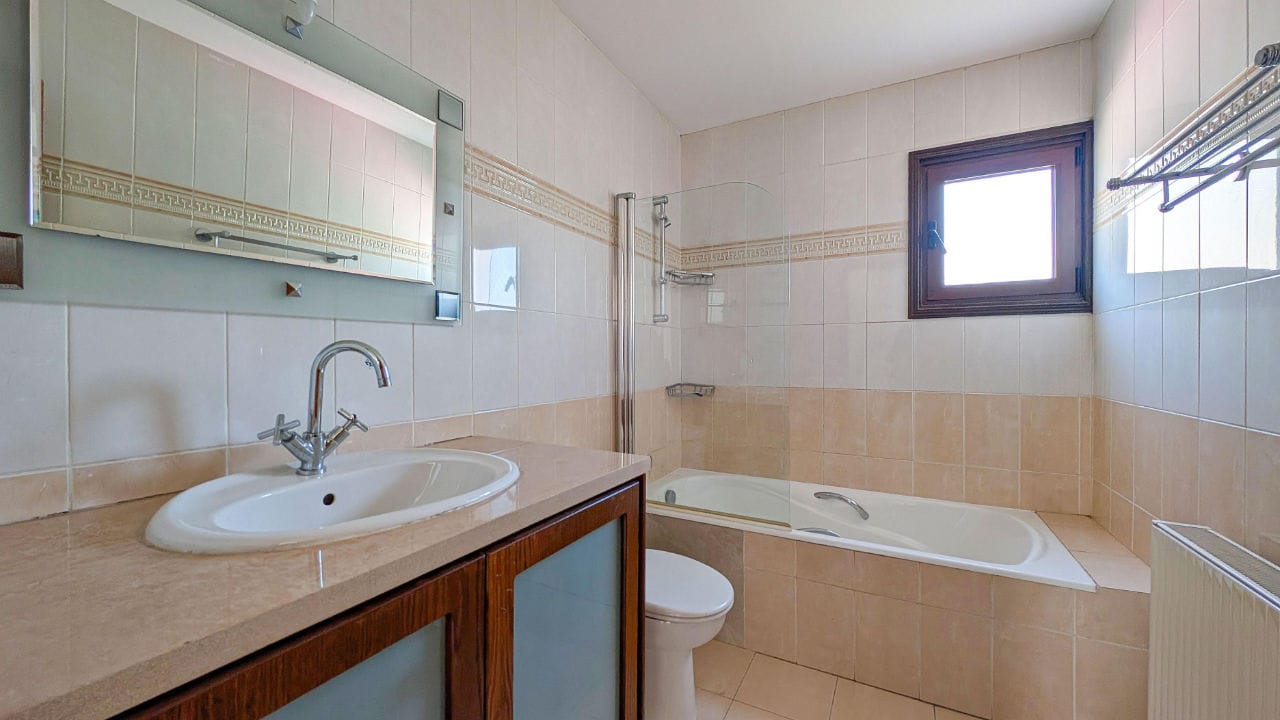 Charming 3 Bedroom Semi-Detached House 