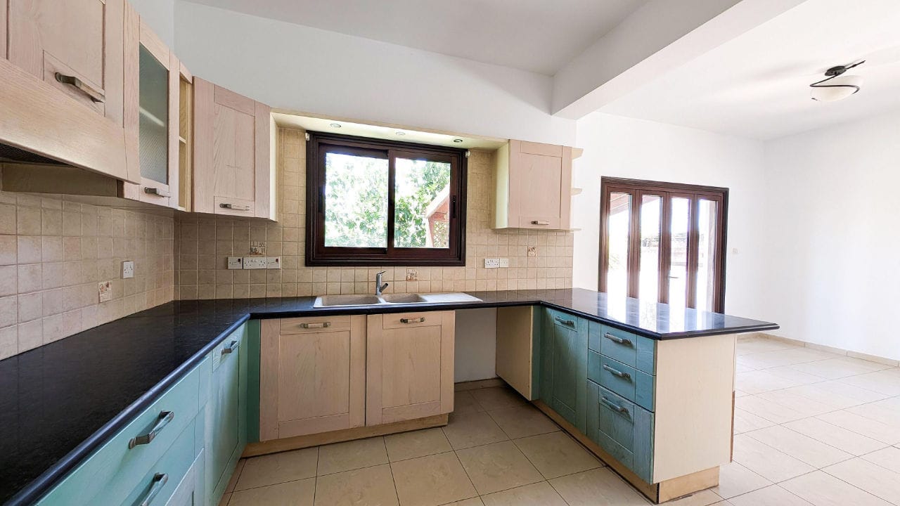 Charming 3 Bedroom Semi-Detached House 